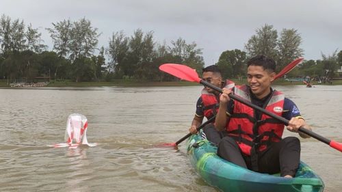  PEKAN, 13 Disember 2025 – Kor Sukarelawan Polis Siswa/Siswi (Kor SUKSIS), Universiti Malaysia Pahang Al-Sultan Abdullah (UMPSA) telah berjaya menganjurkan Program Mara Lasak dan Kem Motivasi Kor SUKSIS UMPSA 2025 selama dua hari bermula 13 hingga 14 Disember 2025 bertempat di Akademi A.D.A.B, UMPSA Pekan. Program ini melibatkan penyertaan seramai 81 orang pelatih Kor SUKSIS daripada Skuad 16 dan Skuad 17 dengan sokongan sembilan orang jurulatih yang untuk bertujuan memperkukuh ketahanan fizikal dan mental, membentuk disiplin diri serta memantapkan kemahiran kepimpinan dan kerjasama berpasukan dalam kalangan pelatih. Sebagai aktiviti teras dalam silibus Kor SUKSIS, Program Mara Lasak dirangka secara berstruktur dan intensif bagi menguji keupayaan pelatih menghadapi cabaran fizikal dan mental.  Hari pertama program dimulakan dengan Larian Mara Lasak sejauh lima kilometer yang merangkumi pelbagai aktiviti berhalangan termasuk berkayak, simulasi mengusung pesakit menggunakan pengusung buatan sendiri serta latihan merentas halangan secara berkumpulan.  Aktiviti ini dirancang bagi menguji daya tahan, kecekalan serta semangat setiakawan pelatih. Selain itu, para pelatih turut dikehendaki menyediakan sendiri makan tengah hari menggunakan peralatan dan bahan makanan yang dibekalkan, sekali gus melatih kemahiran pengurusan kendiri, kepimpinan dan kerjasama pasukan. Pada sebelah petang, program diteruskan dengan Larian Mara Lasak Siri 2 di bawah kendalian DSP Raja Munawir Shah Raja Harun yang menekankan aspek kecergasan kardiovaskular, disiplin diri serta pengukuhan semangat berpasukan.  Program kemudiannya disusuli dengan aktiviti riadah futsal si buta yang bertujuan membina kepercayaan, meningkatkan komunikasi dan mengeratkan hubungan sesama pelatih. Pada waktu malam, para pelatih mengikuti sesi BBQ serta ceramah motivasi bertajuk ‘SUKSIS Membentuk Pemimpin Masa Depan’ yang disampaikan oleh Ketua Cawangan Kepolisan Komuniti, Jabatan Pencegahan Jenayah dan Keselamatan Komuniti, Ibu Pejabat Polis Kontinjen Pahang, DSP Raja