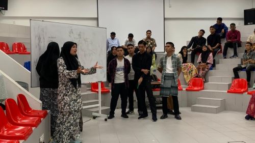  PEKAN, 13 Disember 2025 – Kor Sukarelawan Polis Siswa/Siswi (Kor SUKSIS), Universiti Malaysia Pahang Al-Sultan Abdullah (UMPSA) telah berjaya menganjurkan Program Mara Lasak dan Kem Motivasi Kor SUKSIS UMPSA 2025 selama dua hari bermula 13 hingga 14 Disember 2025 bertempat di Akademi A.D.A.B, UMPSA Pekan. Program ini melibatkan penyertaan seramai 81 orang pelatih Kor SUKSIS daripada Skuad 16 dan Skuad 17 dengan sokongan sembilan orang jurulatih yang untuk bertujuan memperkukuh ketahanan fizikal dan mental, membentuk disiplin diri serta memantapkan kemahiran kepimpinan dan kerjasama berpasukan dalam kalangan pelatih. Sebagai aktiviti teras dalam silibus Kor SUKSIS, Program Mara Lasak dirangka secara berstruktur dan intensif bagi menguji keupayaan pelatih menghadapi cabaran fizikal dan mental.  Hari pertama program dimulakan dengan Larian Mara Lasak sejauh lima kilometer yang merangkumi pelbagai aktiviti berhalangan termasuk berkayak, simulasi mengusung pesakit menggunakan pengusung buatan sendiri serta latihan merentas halangan secara berkumpulan.  Aktiviti ini dirancang bagi menguji daya tahan, kecekalan serta semangat setiakawan pelatih. Selain itu, para pelatih turut dikehendaki menyediakan sendiri makan tengah hari menggunakan peralatan dan bahan makanan yang dibekalkan, sekali gus melatih kemahiran pengurusan kendiri, kepimpinan dan kerjasama pasukan. Pada sebelah petang, program diteruskan dengan Larian Mara Lasak Siri 2 di bawah kendalian DSP Raja Munawir Shah Raja Harun yang menekankan aspek kecergasan kardiovaskular, disiplin diri serta pengukuhan semangat berpasukan.  Program kemudiannya disusuli dengan aktiviti riadah futsal si buta yang bertujuan membina kepercayaan, meningkatkan komunikasi dan mengeratkan hubungan sesama pelatih. Pada waktu malam, para pelatih mengikuti sesi BBQ serta ceramah motivasi bertajuk ‘SUKSIS Membentuk Pemimpin Masa Depan’ yang disampaikan oleh Ketua Cawangan Kepolisan Komuniti, Jabatan Pencegahan Jenayah dan Keselamatan Komuniti, Ibu Pejabat Polis Kontinjen Pahang, DSP Raja