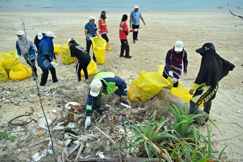 Program Plogging sempena Hari Bumi 2025 himpun 564 kg sampah di Pantai Tanjung Gosong