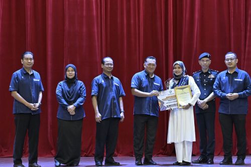Pusat Bahasa Moden rangkul Anugerah Amalan Terbaik Sumber Manusia bersempena dengan Hari Terbuka Jabatan Pendaftar UMPSA 2025