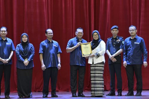 Pusat Bahasa Moden rangkul Anugerah Amalan Terbaik Sumber Manusia bersempena dengan Hari Terbuka Jabatan Pendaftar UMPSA 2025