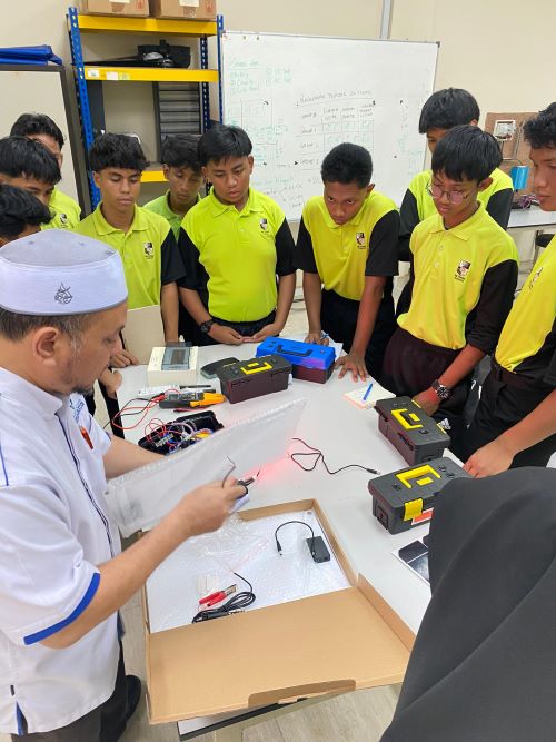 SM Teknik Kuantan lawat UMPSA beri pendedahan awal bidang Elektrik dan Elektronik