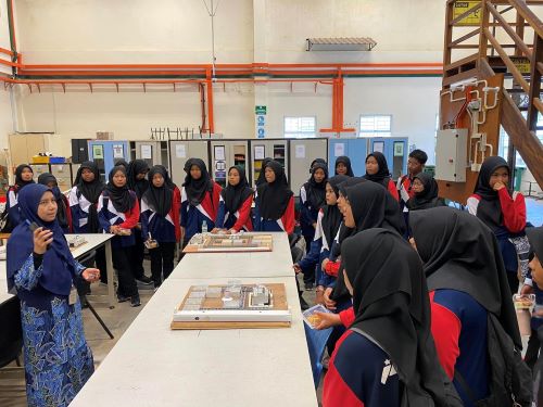 SMK Mersing lawat UMPSA untuk beri pendedahan awal laluan kerjaya