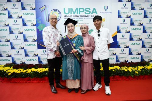 Hei Tech Excellence Award belongs to Nur Sofhia Izzaty