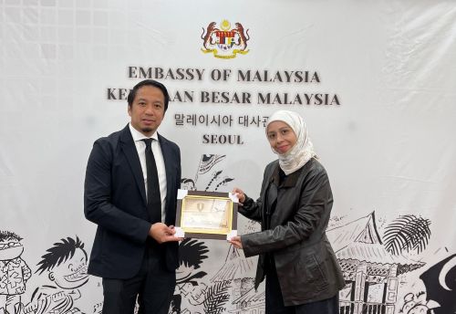 Sebagai tanda terima kasih atas sambutan mesra, sesi perkongsian yang bernilai dan jamuan yang disediakan, cenderamata diserahkan kepada Shahril Nizam, Kaunselor di Kedutaan Malaysia Seoul, yang menerima delegasi 80 pelajar UMPSA.