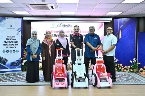 Sesi penyerahan TMT kepada pengerusi dan wakil daripada tiga Pusat Pemulihan Dalam Komuniti (PPDK) di Maran