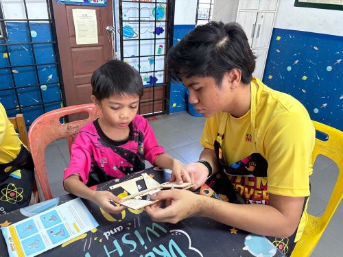 Seramai lima orang sukarelawan dari Universiti Malaysia Pahang Al-Sultan Abdullah (UMPSA) telah menyertai program STEM Discovery on Wheels anjuran Yayasan DIY dan Yayasan Sukarelawan Siswa (YSS) di Sekolah Kebangsaan Seksyen 11, Kota Damansara bagi menyokong pelaksanaan program, sekali gus mengangkat peranan mahasiswa dalam menghubungkan universiti dan komuniti.  Menurut Timbalan Presiden Persatuan Mahasiswa Selangor Universiti Malaysia Pahang Al-Sultan Abdullah (PERMAS-UMPSA), Ahmad Amirul Irfan Ahmad Saupi, PERMAS-UMPSA sangat memberi sokongan padu terhadap inisiatif seumpama ini. 