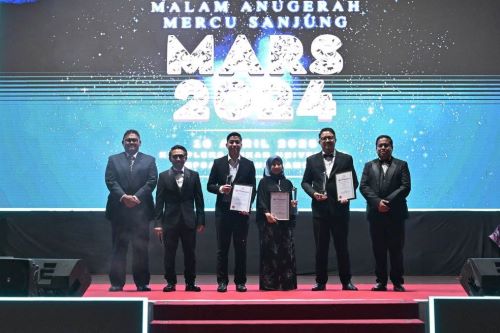Aizat Mohd Nasir alumni muda cemerlang terima Anugerah Mercu Sanjung Alumni Harapan UMPSA 2024