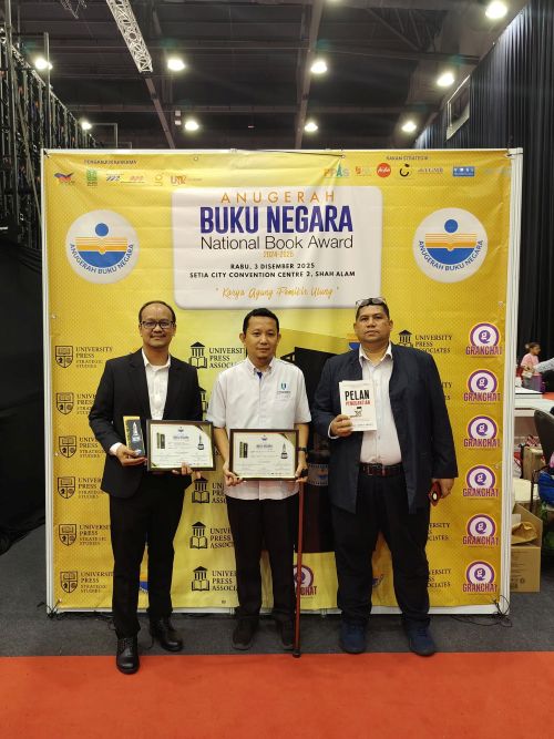 Dr. Tasyrif Ghazali, Pentadbir UMPSA pertama terima Anugerah Buku Negara