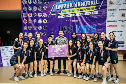 GAMBANG, 7 November 2024 – Sebanyak 28 pasukan lelaki dan 12 pasukan wanita daripada seluruh Malaysia dan negara-negara Asia Tenggara telah menyertai Kejohanan 6th UMPSA East Coast Handball Championship & International Invitation (6UECC) anjuran Kelab Bola Baling Universiti Malaysia Pahang Al-Sultan Abdullah (UMPSA) dengan kerjasama Pusat Sukan UMPSA, Akademi A.D.A.B UMPSA dan Persekutuan Bola Baling Malaysia di Kompleks Sukan Universiti, UMPSA Kampus Gambang.   Kejohanan selama tiga hari ini merupakan acara tahunan yang ditunggu-tunggu oleh peminat sukan bola baling dan mendapat pengiktirafan rasmi daripada Persekutuan Bola Baling Malaysia (MAHF).  Menurut Pengarah Kejohanan 6th UECC & International Invitation, Auni Nadzirah Abdul Rasid, kejohanan terdiri daripada pelbagai universiti tempatan, kelab professional dan pasukan dari negara jiran seperti Universitas Negeri Jakarta dan Universitas Negeri Surabaya dari Indonesia dan juga dari Singapura.   “Setiap kategori menampilkan aksi sengit di antara pelajar universiti dengan pemain profesional dari Asia Tenggara.  “Kejohanan bukan sahaja berjaya mempromosikan sukan bola baling dalam kalangan generasi muda tetapi turut memperkukuh kedudukan UMPSA sebagai pusat kecemerlangan sukan di Malaysia.   “Diharapkan kejohanan ini akan terus berkembang pada masa akan datang dan menjadi platform bagi bakat-bakat baharu bersinar pada peringkat antarabangsa,” ujarnya.   Tambahnya lagi, ia juga merupakan salah satu program yang melibatkan Inbound Mobility serta menyokong Sustainable Development Goals (SDG) seperti SDG 3: Good Health and Well-being, SDG 4: Quality Education dan SDG 17: Partnerships for the Goals.   “Dengan adanya penglibatan pasukan antarabangsa, kejohanan ini juga dapat membantu membina jaringan kerjasama global dan memperkukuh hubungan komuniti,” katanya.   Dalam kejohanan ini, Universitas Negeri Jakarta telah muncul sebagai johan diikuti UiTM Lions sebagai naib johan.   Tempat ketiga pula dimenangi oleh Rhapsody HC dan Universitas Negeri Surabaya menduduki tem