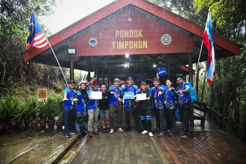 UMPSA capai misi kibar Jalur Gemilang dan benderanya di puncak Gunung Kinabalu