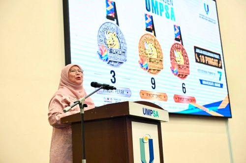 Universiti Malaysia Pahang Al-Sultan Abdullah (UMPSA) melakar pencapaian membanggakan pada Kejohanan Sukan Staf Antara Universiti Malaysia (SUKUM) Ke-46 di Universiti Sultan Zainal Abidin (UniSZA) apabila menduduki tempat ketujuh daripada 20 universiti yang bertanding. Kontinjen UMPSA berjaya membawa pulang 18 pingat menerusi sembilan emas, tiga perak dan enam gangsa, sekali gus mencatat pencapaian terbaik universiti sepanjang 22 tahun penyertaan dalam SUKUM. Pasukan Tenpin Boling menjadi penyumbang pingat terbanyak dengan kutipan lima emas, satu perak dan tiga gangsa, manakala pasukan Olahraga turut cemerlang dengan tiga emas, satu perak dan satu gangsa.