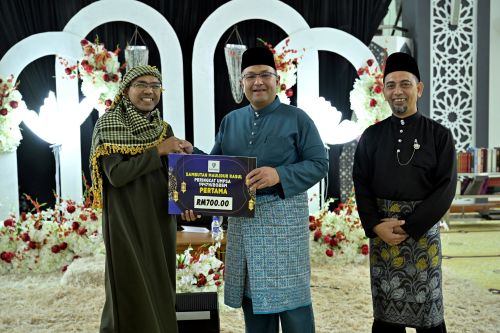 Warga UMPSA berarak sambil berselawat rai Sambutan Maulidur Rasul peringkat universiti