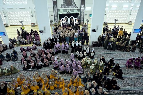 Warga UMPSA berarak sambil berselawat rai Sambutan Maulidur Rasul peringkat universiti