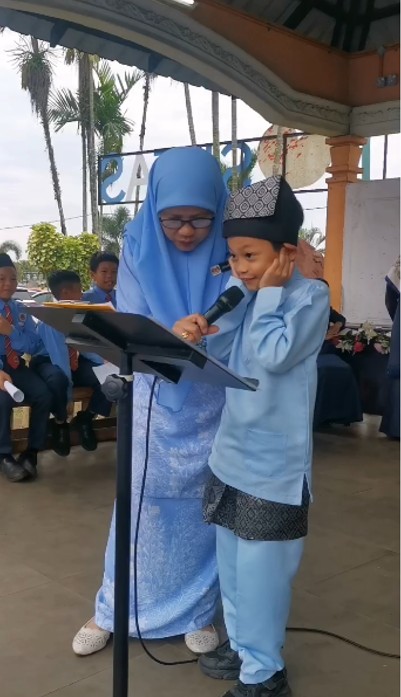 Kanak-kanak Autisme yang menutup telinga apabila mendengar suaranya sendiri di microphone Hidup dalam Rutin