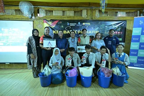 The waving of the Jalur Gemilang Energizes the Closing Ceremony of the Kembara Prihatin@Bumi Kenyalang