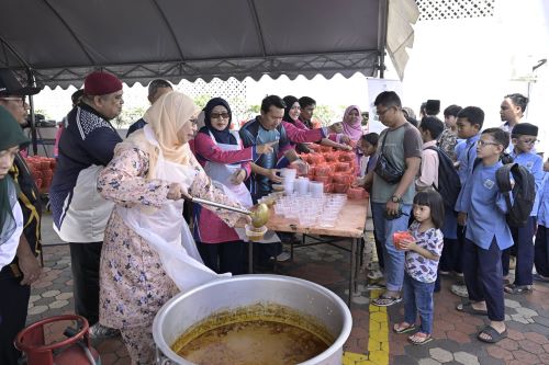 UMPSA reaches out to the community, distributing bubur lambuk in conjunction with Beauty of Ramadan Programme