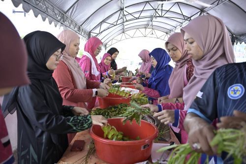 UMPSA santuni komuniti edar bubur lambuk bersempena dengan Program Indahnya Ramadan