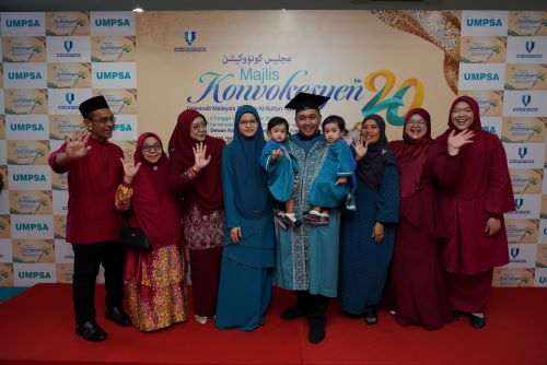 Kembar cilik rai kejayaan ayah di Majlis Konvokesyen UMPSA Ke-20