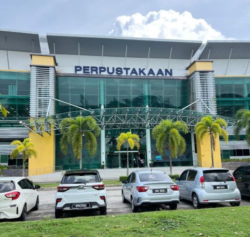 Sejarah adalah asas penting kepada kewujudan peradaban sesuatu bangsa. Malahan sejarah adalah aset paling berharga yang perlu disimpan rapi untuk rujukan pada masa depan. Percayalah tanpa sejarah, tanpa dokumen sejarah, kedaulatan negara boleh tergugat, diganggu gugat dan terancam. Justeru, amat penting sekali khazanah negara iaitu sejarah negara di simpan rapi oleh institusi yang bertanggungjawab. Pada hari ini, dokumen sejarah, rakaman sejarah negara telah disimpan rapi di Arkib Negara. Walau bagaimanapun, tanggungjawab ini perlulah juga dibantu oleh insititusi kerajaan seperti universiti. Dalam hal ini, universiti perlu menjadi pusat sehenti bagi sejarah setempat. Mereka berperanan membuat kajian, mencari bahan dan maklumat, mengumpul dan menyebarkannya kepada orang ramai untuk dijadikan rujukan.   Sebagaimana yang telah diketahui umum, universiti teknikal adalah institusi pendidikan tinggi (IPT) nyang memberi tumpuan utama kepada bidang Sains Gunaan, Teknologi, Kejuruteraan dan Vokasional, di samping menawarkan bidang berkaitan Pembangunan Industri dan Kemahiran Profesional. Dalam konteks negara Malaysia, universiti teknikal berperanan bagi melahirkan tenaga kerja berkemahiran tinggi yang mampu memenuhi keperluan industri dan memacu kemajuan teknologi negara pada masa hadapan.   Dalam era globalisasi di mana teknologi berkembang pesat, universiti teknikal bukan sahaja memainkan peranan sebagai pusat pembangunan ilmu dan inovasi, tetapi juga perlu mengambil peranan sebagai penjaga warisan bangsa agar tidak luput ditelan zaman. 