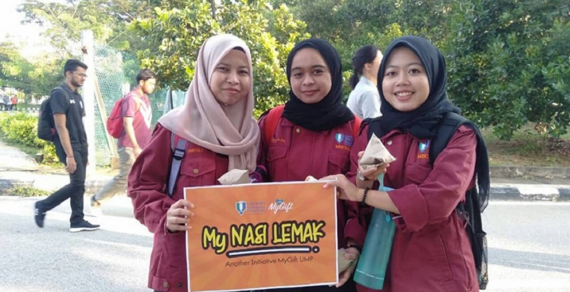 Sukarelawan MyGift edar nasi lemak secara percuma buat mahasiswa bersarapan