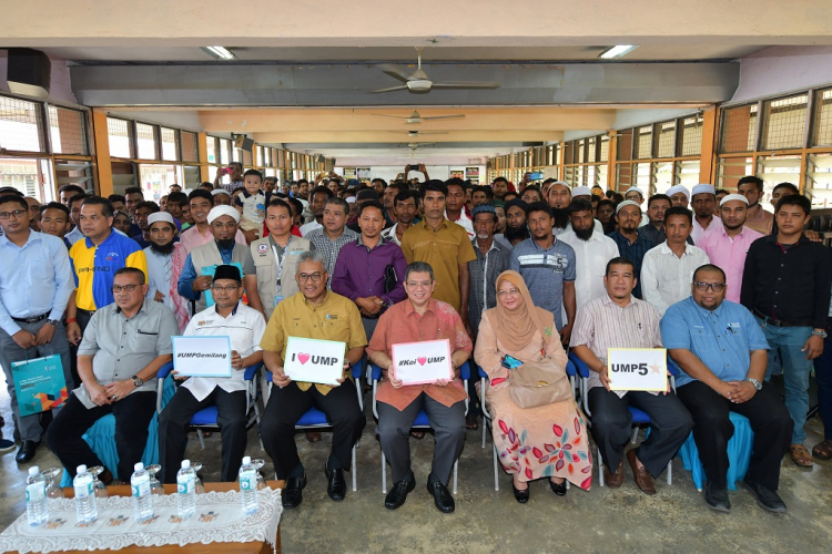 Warga UMP Santuni Komuniti Rohingya dan luar bandar