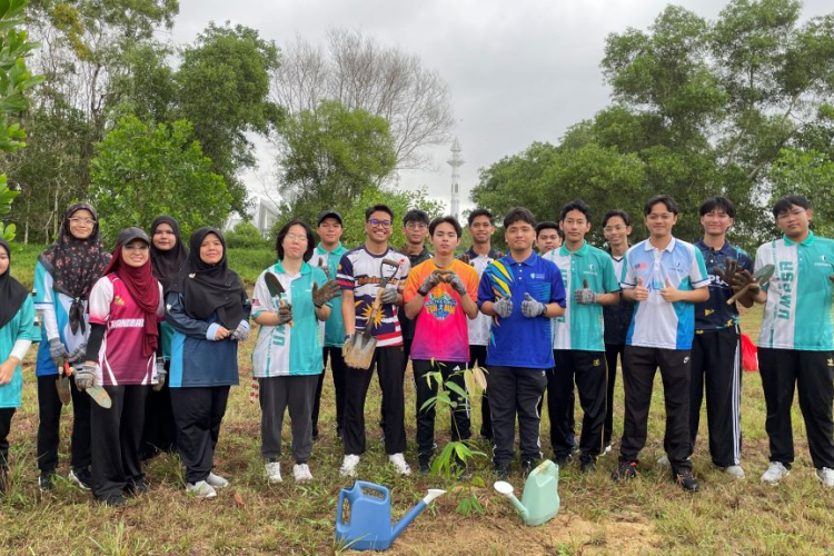 100 Pokok Hutan Ditanam di Rimba Komuniti UMPSA Pekan