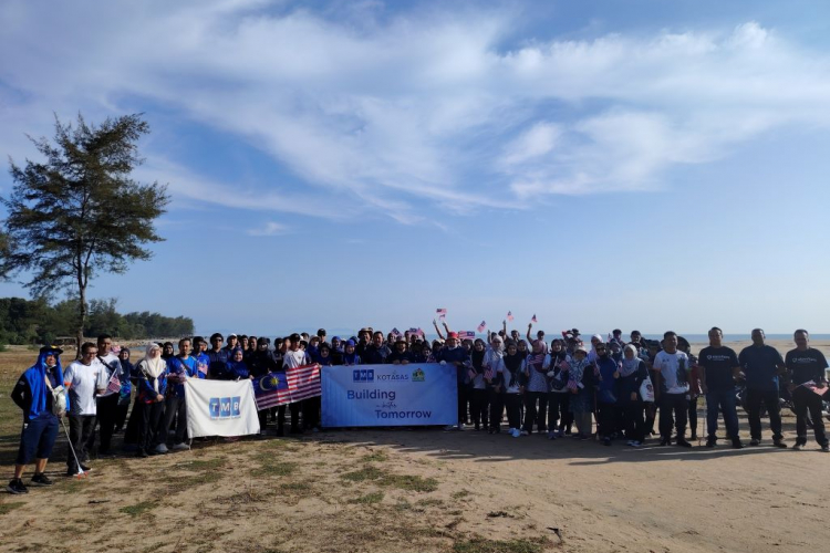 100 sukarelawan UMPSA, TMB, SWCorp dan Alam Flora bersihkan  Pantai Cherok Paloh sambil plogging