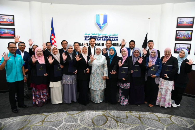 16 warga UMPSA terima kenaikan pangkat, terus pacu kecemerlangan universiti