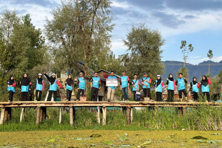  18 UMPSA volunteers join Kashmir Humanitarian Mission to repair bridges and improve access for residents