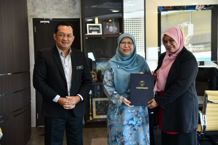 2 orang Profesor UMPSA terima surat kenaikan pangkat