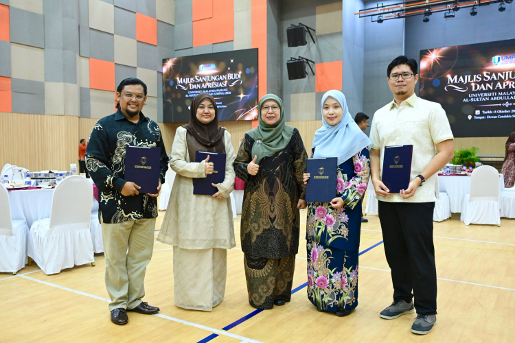 Perjalanan membina kecemerlangan Universiti Malaysia Pahang Al-Sultan Abdullah (UMPSA) turut diwarnai kisah dua pasangan suami isteri yang bersama-sama mencurahkan bakti dan komitmen dalam melaksanakan amanah sebagai warga universiti.  Kisah tersebut dikongsikan menerusi sesi temu bual bersama Ketua Jabatan (Bahasa Asing), Pusat Bahasa Moden (PBM), Dr. Nor Yazi Khamis, dan suami, Ketua Teknikal, PBM, Dr. Azwin Arif Abdul Rahim, bersempena dengan Majlis Sanjungan Budi dan Apresiasi 2026 yang berlangsung di U