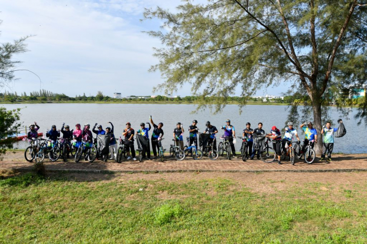 Semarak Keluarga UMP cycles and cleans campus