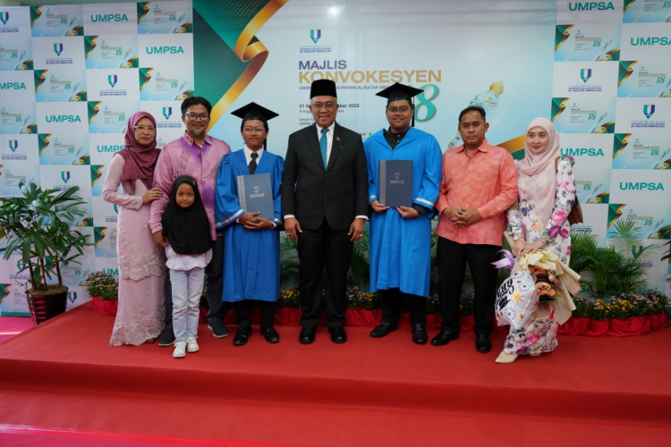 3 graduan anak-anak staf UMPSA terima diploma dan ijazah 