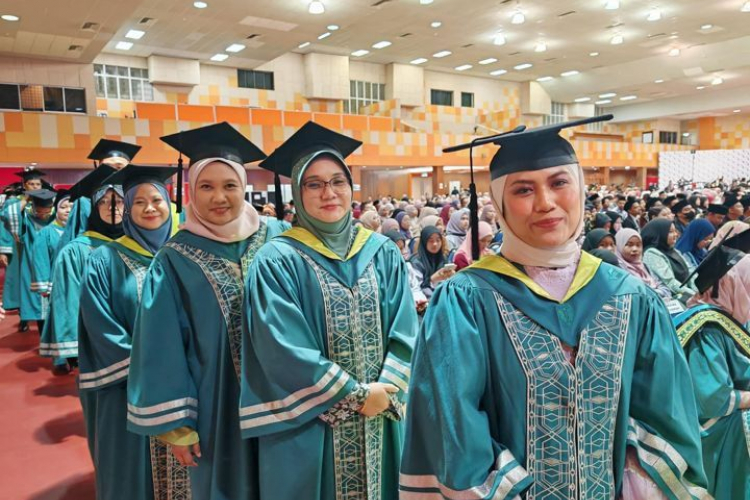 3 Guru Bahasa Kanan UMPSA berjaya genggam ijazah sarjana