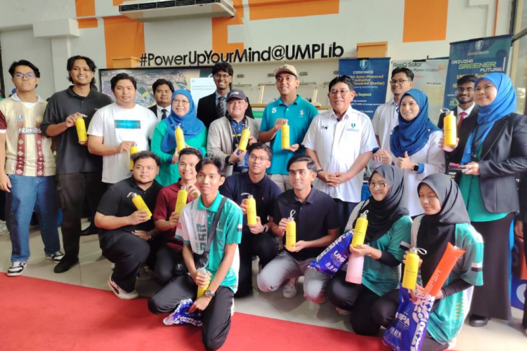 3,000 Botol Air Diserahkan kepada Pelajar UMPSA