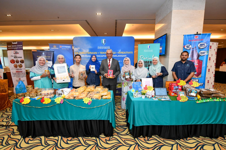 UMPSA students receive RM66,000 Student Entrepreneur Grant from Bank Rakyat