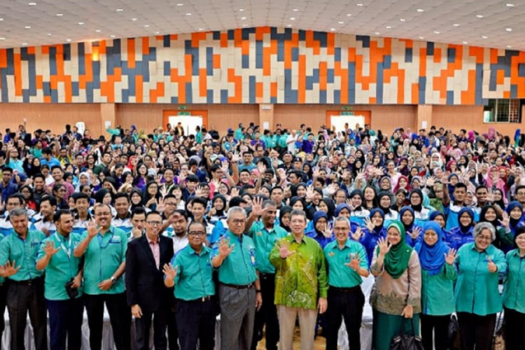 Foreign Minister meets UMP campus community