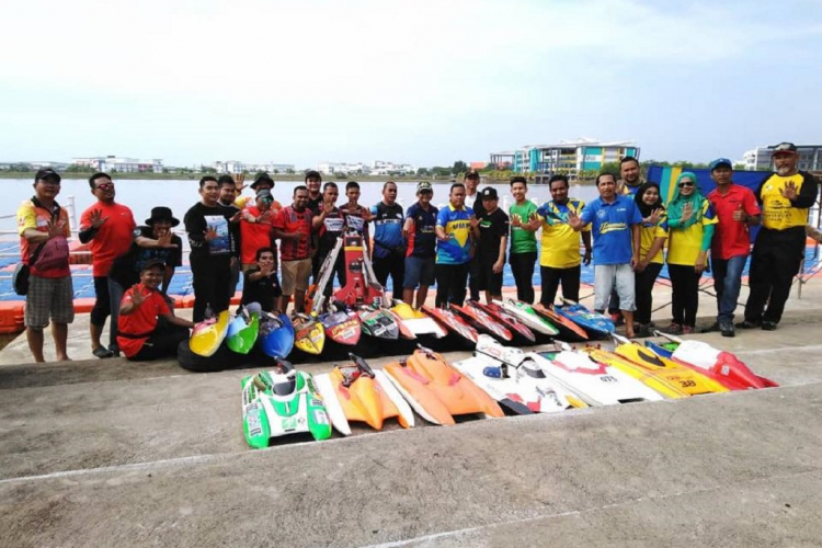 Tasik UMP Tumpuan Peminat Bot Laju Kawalan Jauh