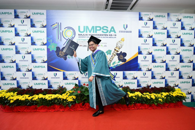 Five UMPSA graduates from Pahang receive Excellence Awards from the Pahang Foundation