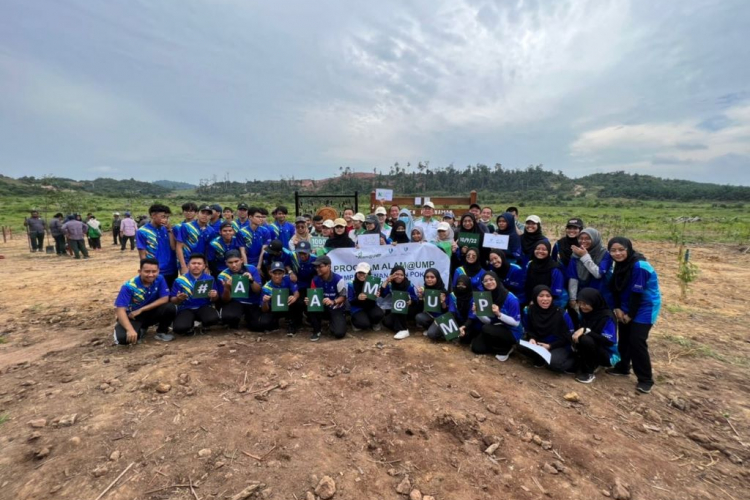 50 sukarelawan KILAU UMP tanam 400 pokok di Tasik Chini