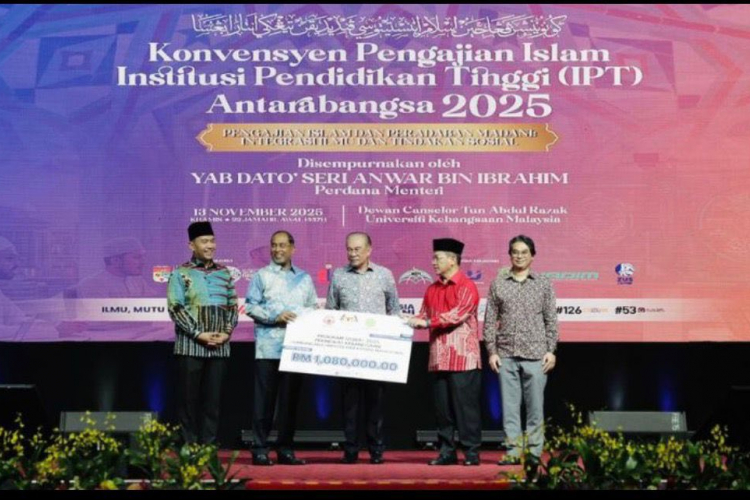 20 pelajar B40 UMPSA terima komputer riba sumbangan Yayasan Taqwa MAWIP