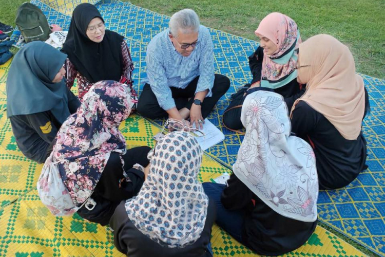 40 UMP students enjoyed the open air iftar at MPK field