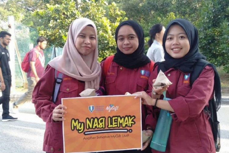 MyGift volunteers distribute nasi lemak for breakfast