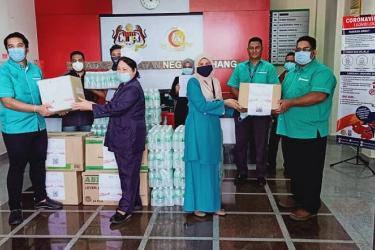 UMPH bantu sedia 1000 pelindung muka dan sumbang air minuman buat petugas kesihatan