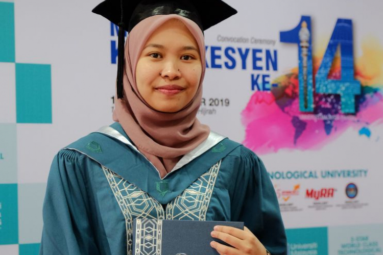 Umi Fatiha farmer’s daughter wins Royal Academic Award (Medal of Excellence)