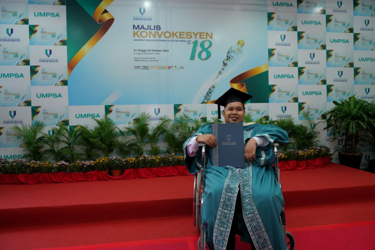 Aiman graduan OKU genggam ijazah UMPSA