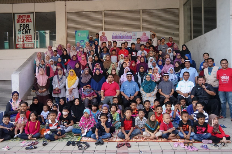 UMP Alumni shared joy of happiness with orphans and the asnaf in shopping for the Eid Mubarak