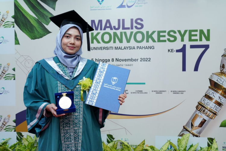 Athirah Seng Kaning terima Anugerah Kecemerlangan Dimension BID Sdn. Bhd.