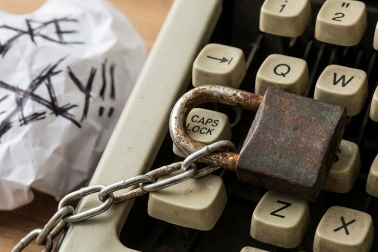 Bahasa Menjerit di Skrin: Mengapa Caps lock Boleh Merosakkan Kredibiliti Penulisan?